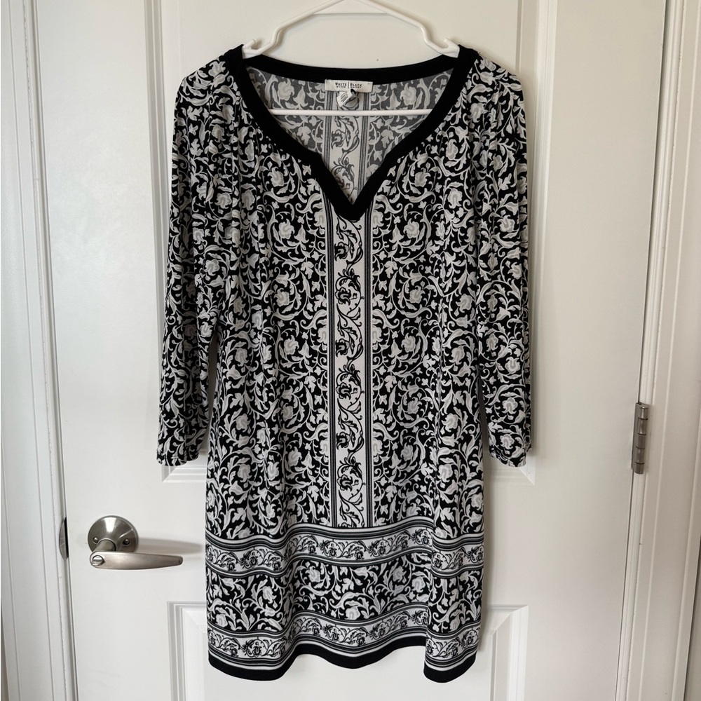 White House Black Market Black and White Printed V-Neck Tunic
